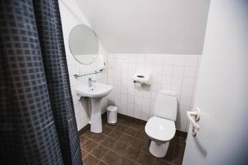 Фото номера Семейный номер с балконом Комплексы для отдыха с коттеджами/бунгало Reiu Holiday Centre г. Paikuse 6